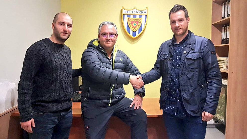 El presidente del CD Izarra ,Alfonso Canela, le da la mano al nuevo entrenador Diego Martínez. Twitter CD Izarra