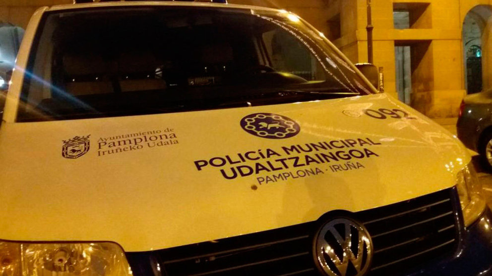 Un furgón de la Policía Municipal de Pamplona aparcado junto al Gobierno de Navarra. CEDIDA