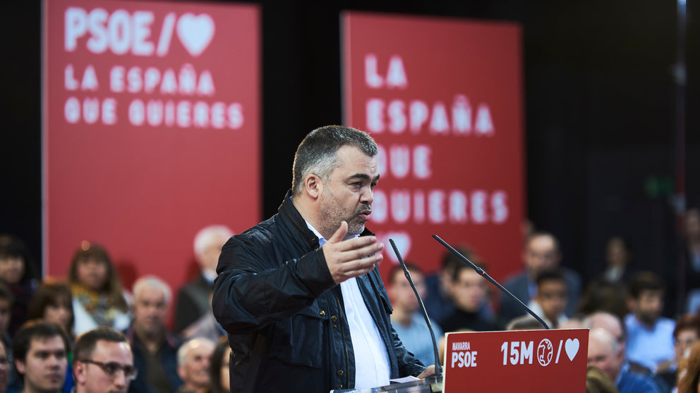 El Presidente del Gobierno de España, Pedro Sanchez, durante su acto político en Pamplona acompañado de María Chivite y Santos Cerdán. PABLO LASAOSA 8 (19)