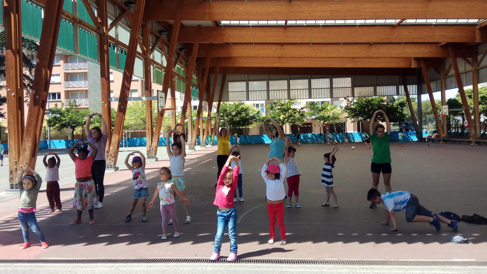 Varios niños realizan actividades en un colegio de Pamplona. CEDIDA