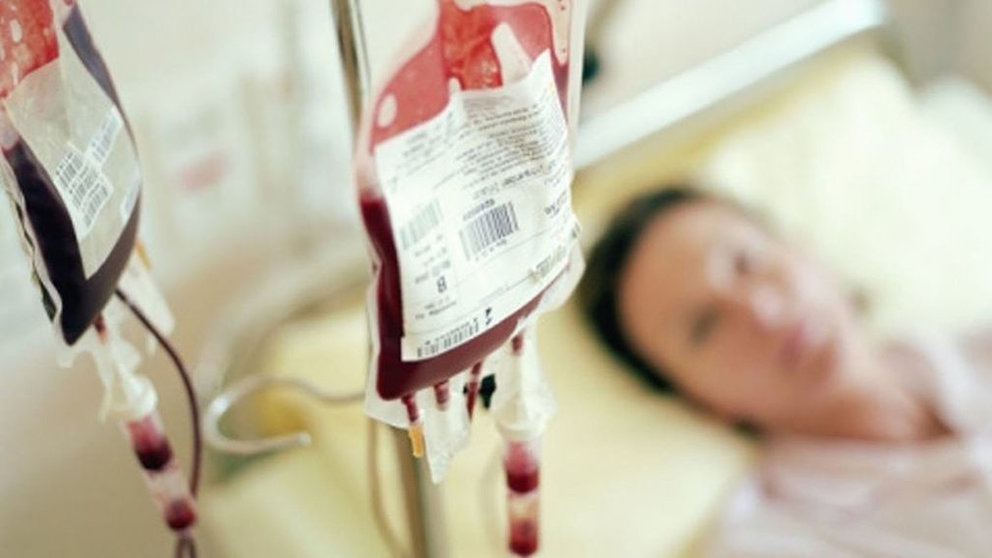 Una mujer recibe una transfusión de sangre durante un ingreso en un hospital ARCHIVO