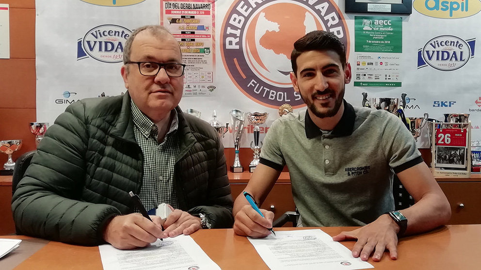 Alejandro Lemine firma el nuevo contrato con el Ribera Navarra de fútbol sala. Cedida.