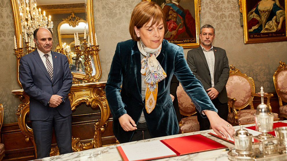 La presidenta del Gobierno de Navarra, Uxue Barkos, firma el decreto de convocatoria de elecciones al Parlamento de Navarra (04). IÑIGO ALZUGARAY
