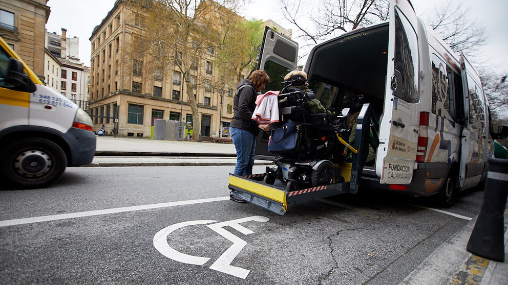Varias personas con discapacidad y movilidad reducida descienden de un vehículo adaptado y se reúnen en el Paseo Sarasate dentro de un acto organizado por Cocemfe para que se respeten las plazas de aparcamiento reservadas. IÑIGO ALZUGARAY