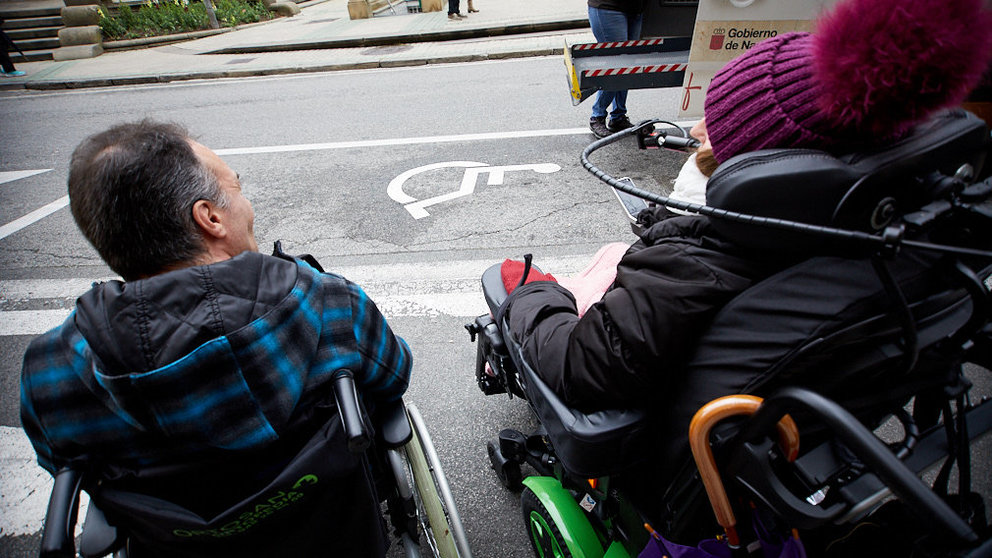 Varias personas con discapacidad y movilidad reducida descienden de un vehículo adaptado y se reúnen en el Paseo Sarasate dentro de un acto organizado por Cocemfe para que se respeten las plazas de aparcamiento reservadas. IÑIGO ALZUGARAY