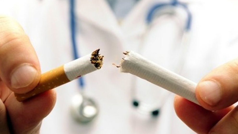 Un médico ayuda a un paciente a dejar de fumar tabaco ARCHIVO