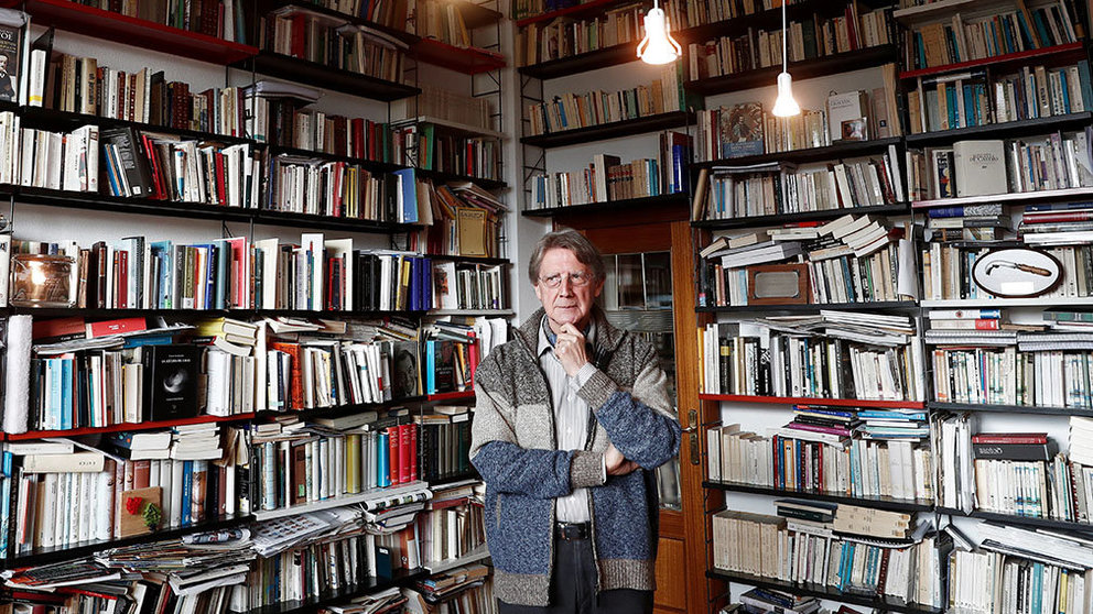 El escritor y profesor Tomás Yerro posa en la biblioteca de su vivienda después de conocer la comunicación de la concesión del Premio Príncipe de Viana de la Cultura 2019. EFE/ Jesús Diges