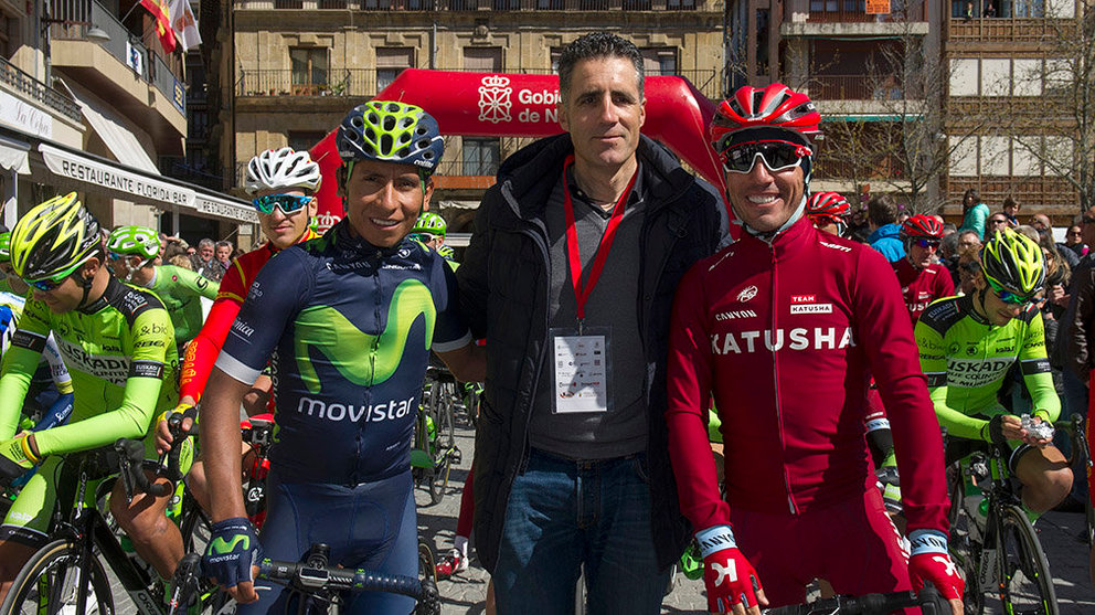 GRA120. ESTELLA (NAVARRA), 02/04/2016.- El pentacampeón del Tour de francia, Miguel Induráin (c), junto con el corredor colombiano del equipo Movistar, Nairo Quintana (i) y con el del equipo ruso Team Katusha, Joaquim Purito Rodríguez (d), momentos antes de dar comienzo la decimoctava edición del Gran Premio Miguel Induráin, una carrera que en esta ocasión cuenta con un recorrido de 191 kilómetros y con la participación de 17 equipos y 136 ciclistas, entre los que también se encuentran el ciclista vasco Mikel Landa (Sky). EFE/Villar López