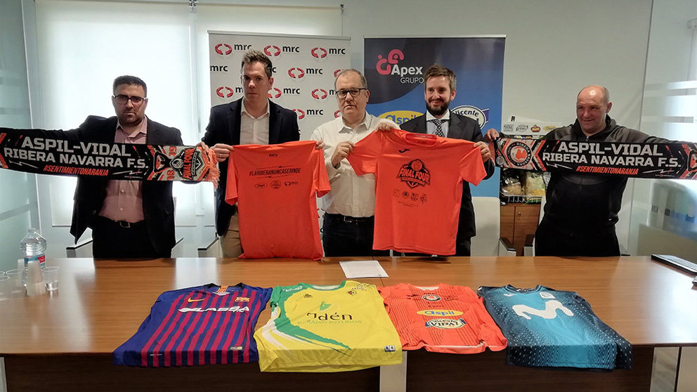 Directivos y patrocinadores del club Ribera Navarra en la presentación de las iniciativas para la Copa del Rey.