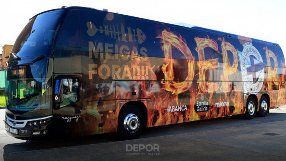 Autobús del Deportivo de La Coruña que trasladará a su equipo de fútbol hasta Pamplona. @RCDeportivo.