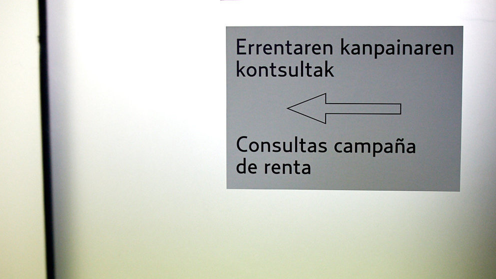 Imagen de un cartel de la Administración foral en euskera en las oficinas de Hacienda en el día de apertura de la Campaña presencial de la Renta 2018. IÑIGO ALZUGARAY