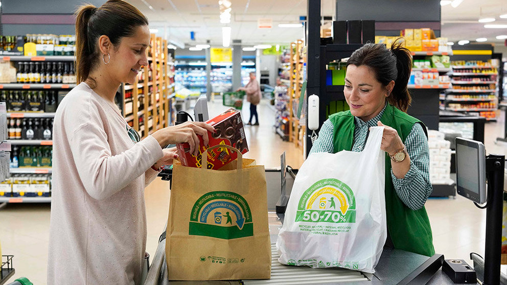 Una trabajadora ayuda a una clienta introduciendo la compra en las bolsas de papel y de material reciclado en Mercadona IMAGEN CEDIDA