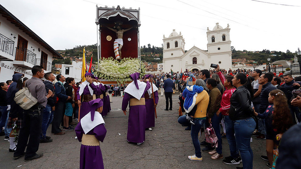 Fieles católicos observan la imagen del Señor del Humilladero durante la celebración del Jueves Santo de la Semana Santa en la Pamplona colombiana. EFE / Carlos Durán Araújo