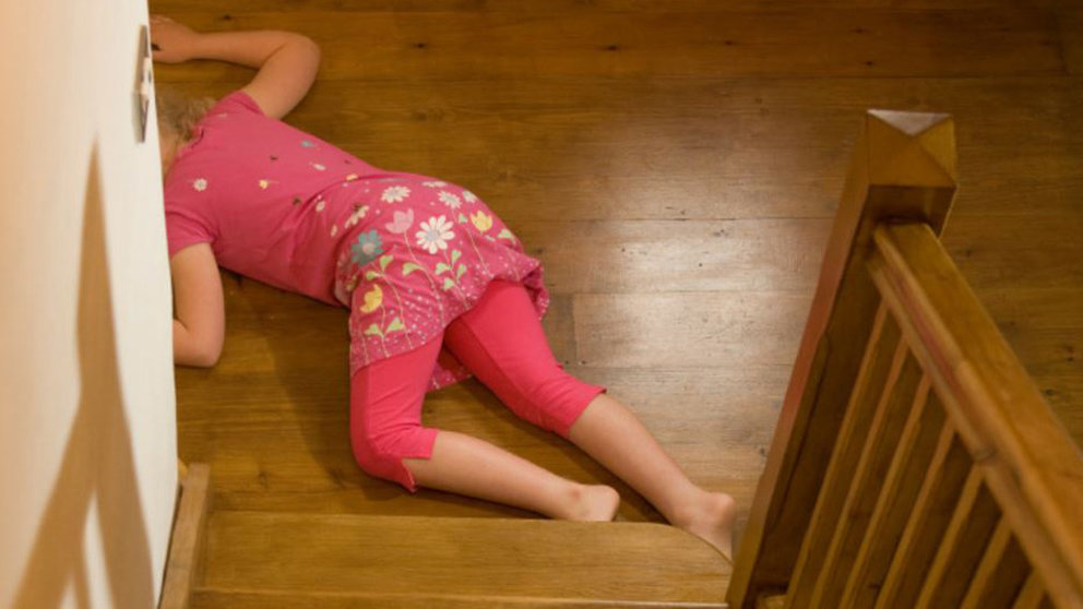 Una mujer queda tendida en el suelo tras caerse por las escaleras ARCHIVO