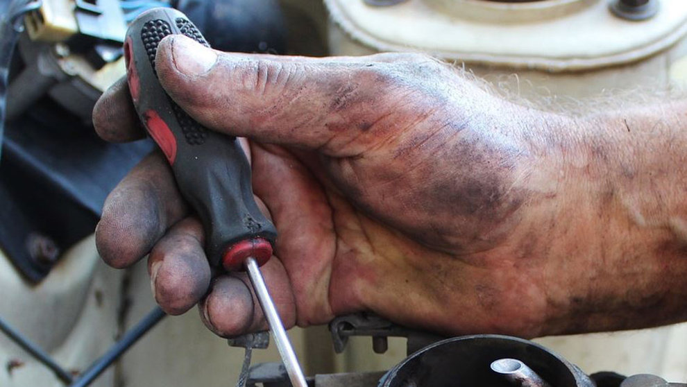 Un mecánico arreglando un coche ARCHIVO