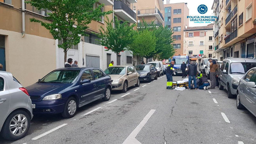 Una ambulancia del 112 atiende a la mujer atropellada en una calle de Pamplona. POLICÍA MUNICIPAL DE PAMPLONA