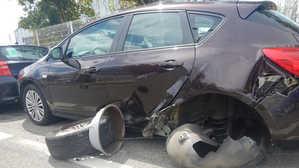 Imagen del coche que ha chocado contra varios coches aparados.