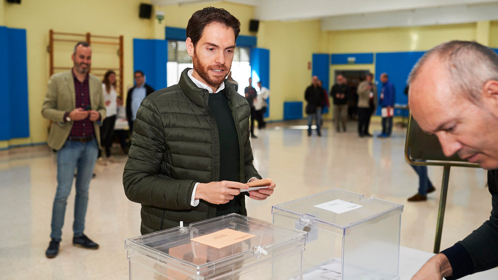 Jornada electoral de elecciones generales en Pamplona. PABLO LASAOSA 15