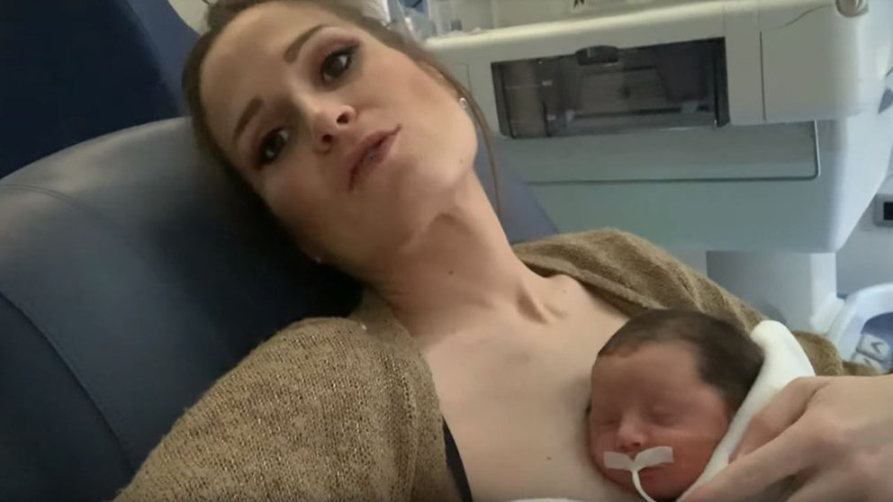 Verdeliss junto a su hija Miren en el hospital YOUTUBE