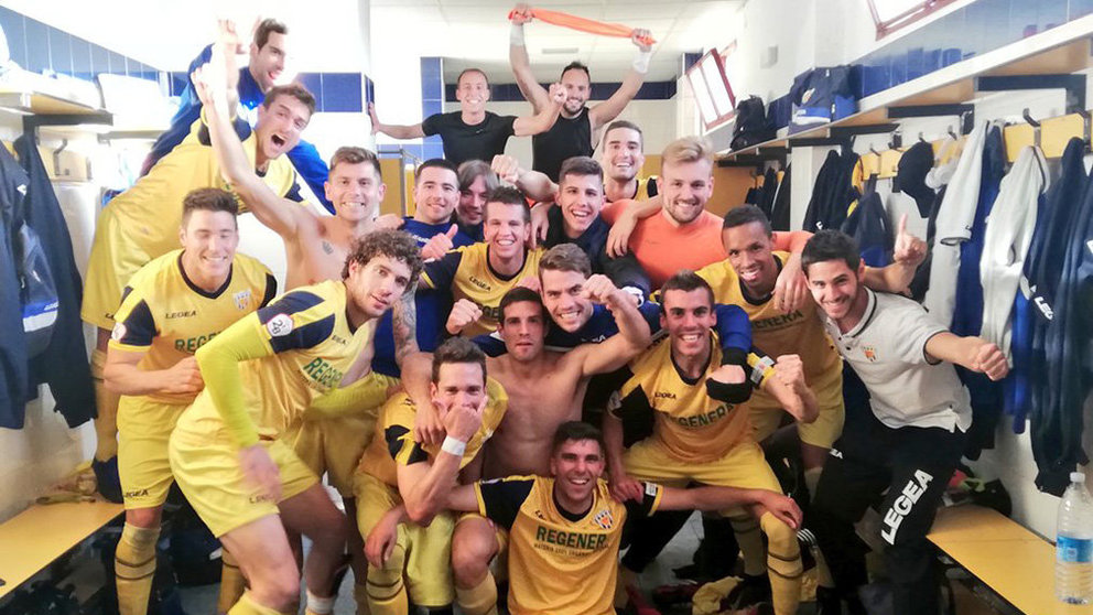 Los jugadores del Izarra celebra su victoria en Gernika. @CDIzarra.
