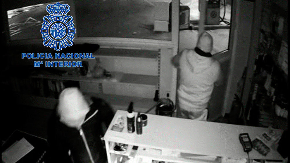Los dos ladrones pillados por las cámaras de seguridad del establecimiento comercial en el que robaban en Pamplona. POLICÍA NACIONAL