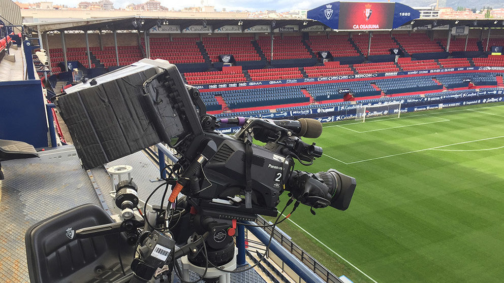 Una cámara de televisión situada en el estadio de El Sadar