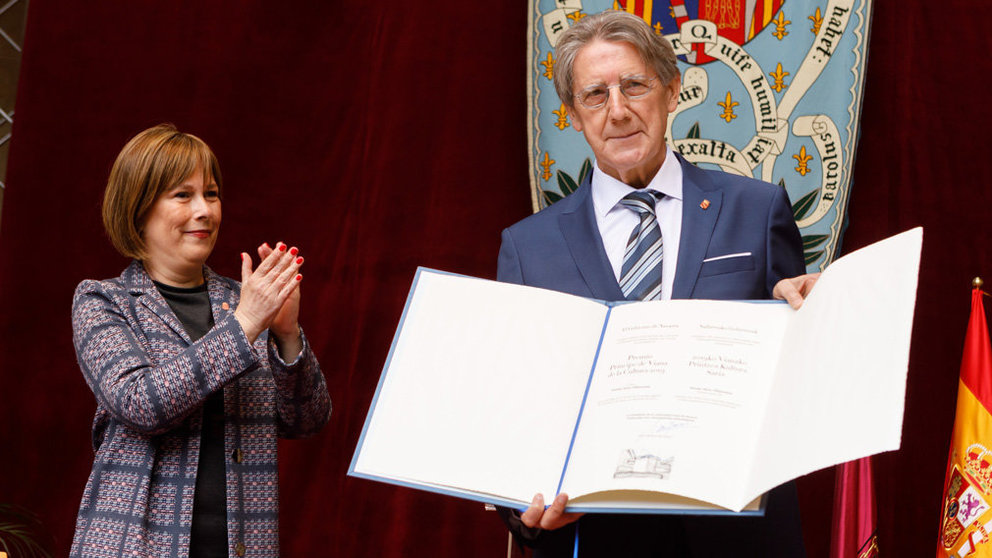 La presidenta del Gobierno de Navarra, Uxue Barkos, entrega al escritor Tomás Yerro el premio Príncipe de Viana. EUROPA PRESS