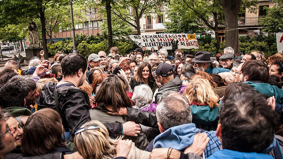 Momento de la abrazada popular celebrada en el Paseo de Sarasate. CEDIDA
