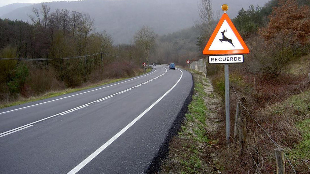 Una señal de tráfico indica el paso de ciervos ADECANA