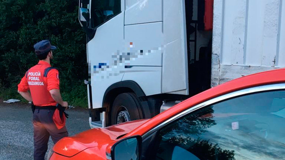 La Policía Foral registra la cabina de un camión que circulaba por Navarra y cuyo conductor ha dado positivo en drogas. CEDIDA