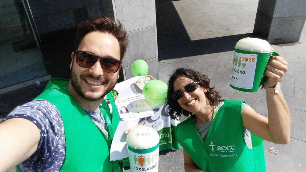 Dos personas recolectan dinero para luchar contra el cáncer en las calles de Pamplona. CEDIDA