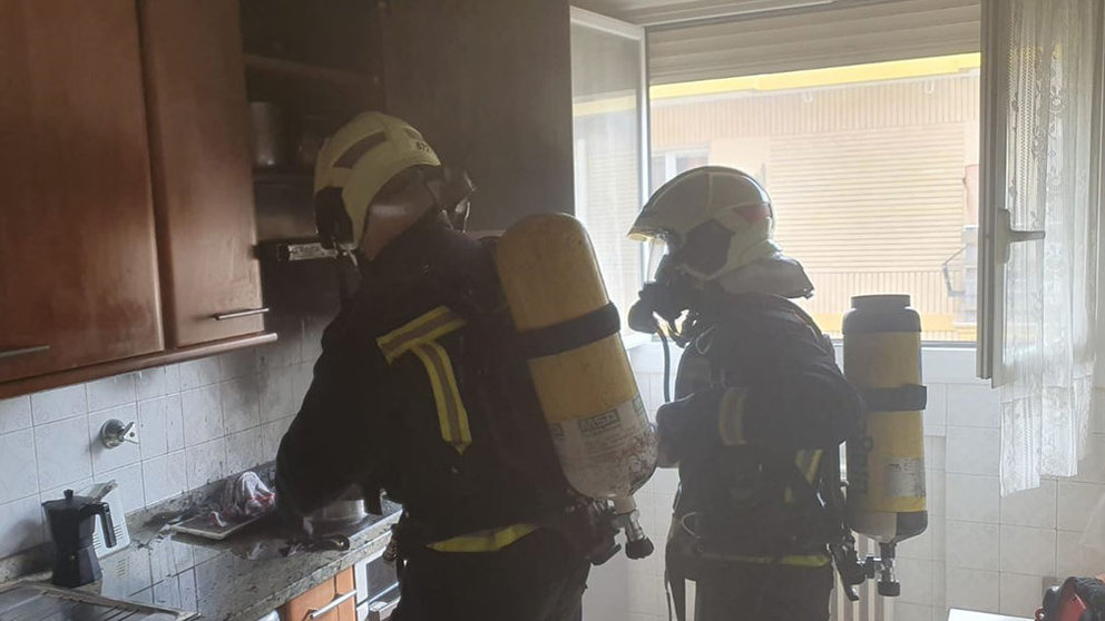 Un incendio en la cocina de un piso de la Milagrosa se ha saldado con una persona trasladada al Complejo Hospitalario de Navarra BOMBEROS DE NAVARRA