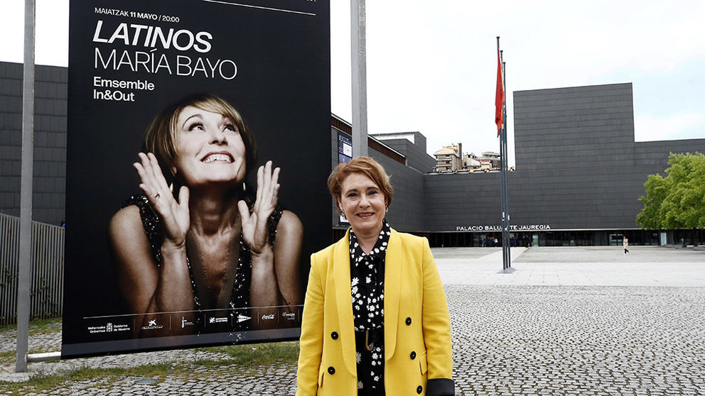 La soprano María Bayo posa para los fotógrafos junto al cartel que anuncia el concierto &#34;Latinos&#34; que ofrece el sábado en Pamplona dentro de la Temporada de Fundación Baluarte. EFE