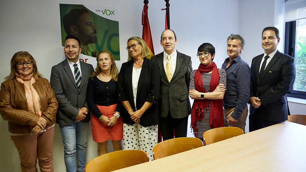 El candidato de Vox a la presidencia del Gobierno de Navarra, Javier Horno, y la candidata a la Alcaldía de Pamplona, Irene Gorricho, en el inicio de la campaña electoral. IÑIGO ALZUGARAY