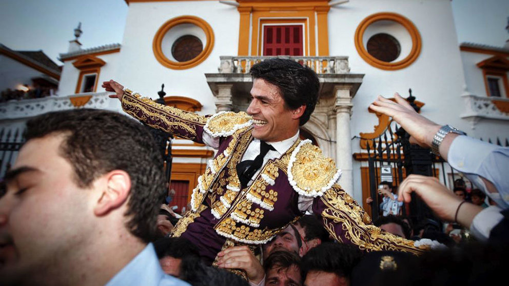 Pablo Aguado, en su triunfal salida a hombros por la Puerta del Príncipe de Sevilla.