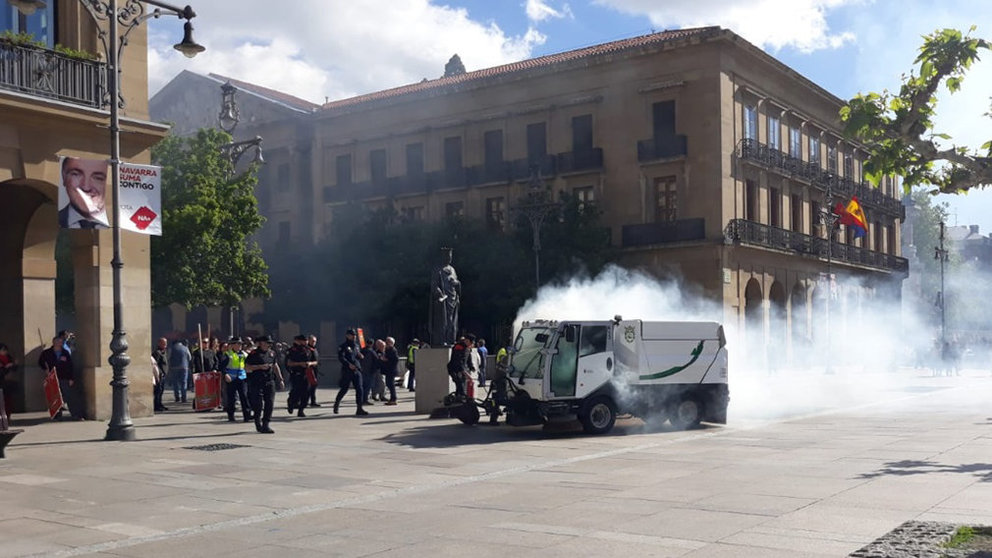 Imagen de una barredora que ha ardido en la plaza del Castillo de Pamplona. AMAYA LUQUI