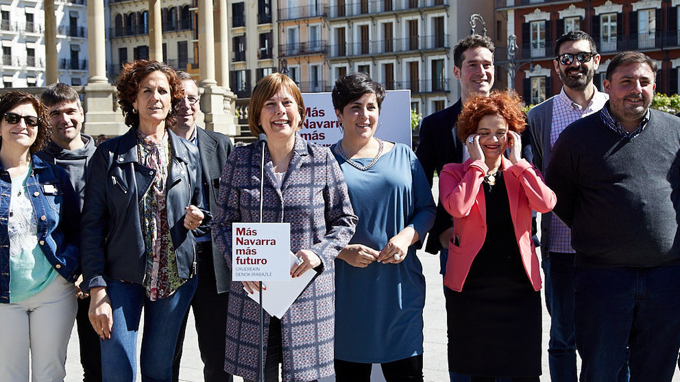 La presidenta del Gobierno foral y candidata de Geroa Bai a la reelección, Uxue Barkos, y la candidata a la Alcaldía, Itziar Gómez, en un acto electoral en Pamplona. IÑIGO ALZUGARAY