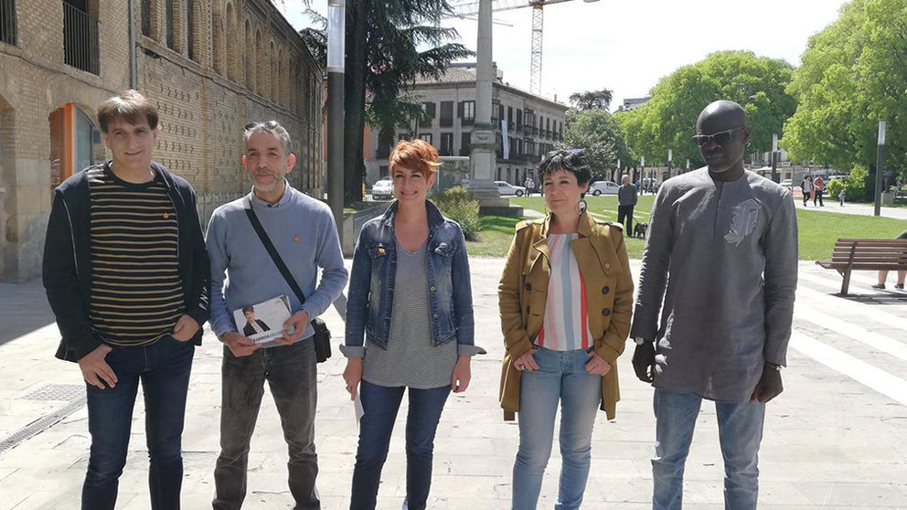 Bakartxo Ruiz junto a miembros de Bildu durante un acto electoral en Pamplona EUROPA PRESS