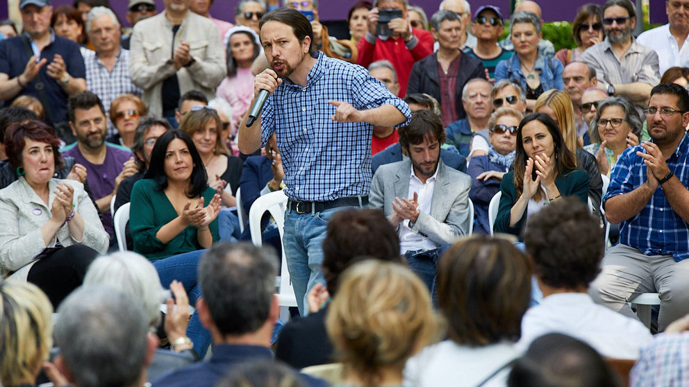 El secretario general de Podemos, Pablo Iglesias, acompañado de los candidatos navarros en un acto electoral en Pamplona (74). IÑIGO ALZUGARAY