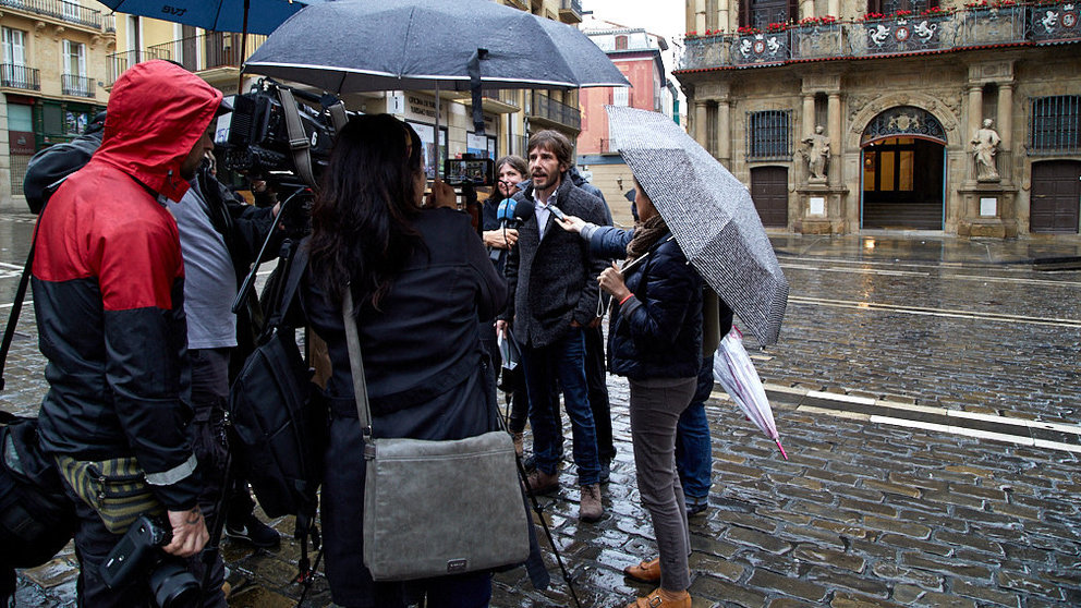El candidato de Podemos a la Presidencia del Gobierno de Navarra, Mikel Buil, atiende a los medios en la plaza del Ayuntamiento de Pamplona (07). IÑIGO ALZUGARAY