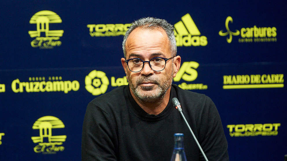 Álvaro Cervera, entrenador del Cádiz, durante el partido contra Osasuna. MIGUEL OSÉS (1)
