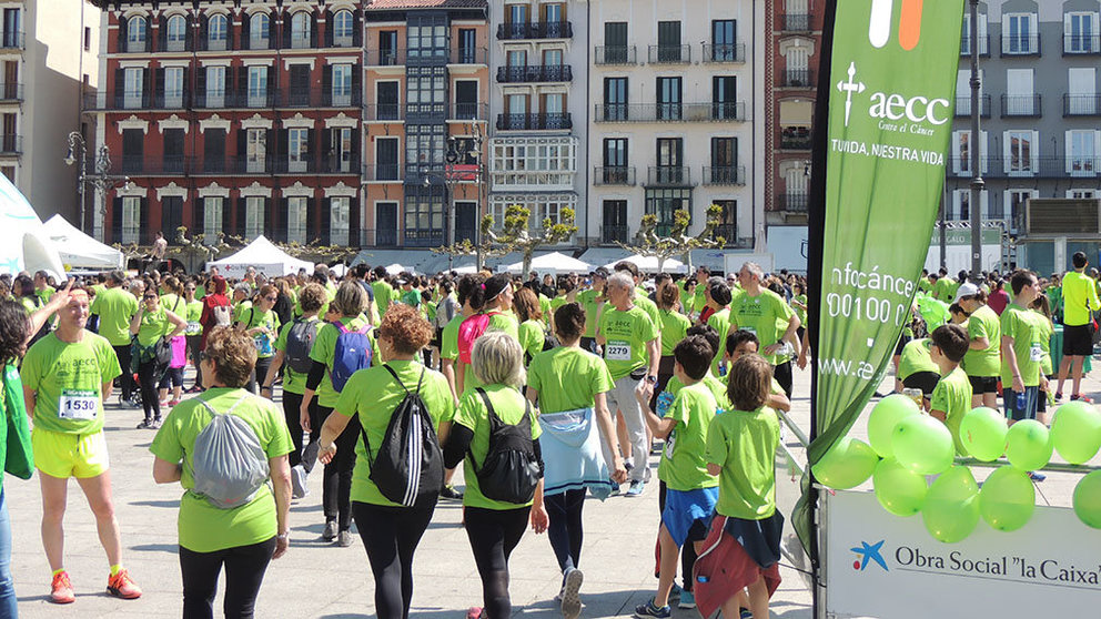 La marea verde contra el cáncer en una de las carreras organizada por la Asociación Española contra el Cáncer en Pamplona Foto AECC