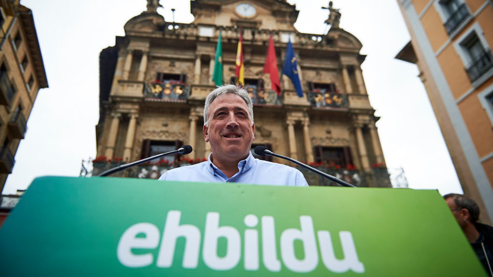 El candidato de EH Bildu a la Alcaldía de Pamplona, Joseba Asirón, realiza un balance de la campaña electoral. MIGUEL OSÉS