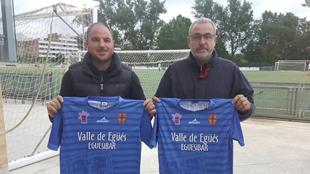 Alfredo Azparren y César Sánchez con la nueva camiseta del Valle de Egüés.