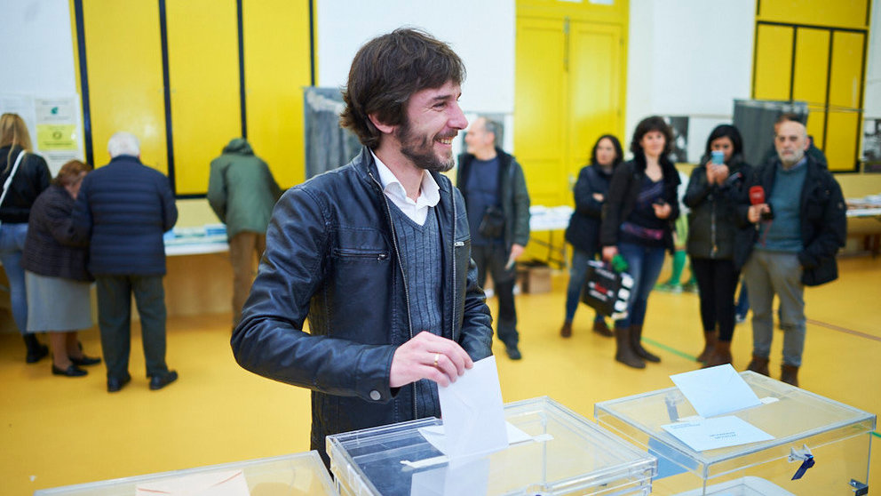 El candidato de Podemos a la Presidencia del Gobierno de Navarra, Mikel Buil, ejerce su derecho a voto en Pamplona. PABLO LASAOSA 11