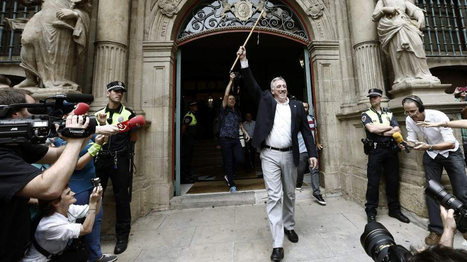 Joseba Asirón sale del Ayuntamiento de Pamplona con el bastón de mando tras ser elegido alcalde de la capital navarra EFE Jesús Diges