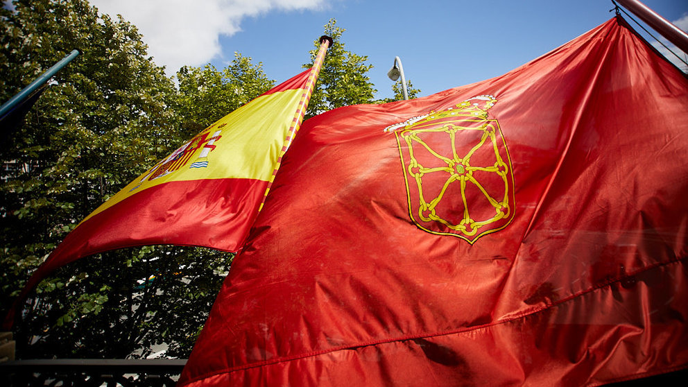 Banderas de Espa..a y de Navarra en la delegaci..n del Gobierno de Pamplona. I..IGO ALZUGARAY