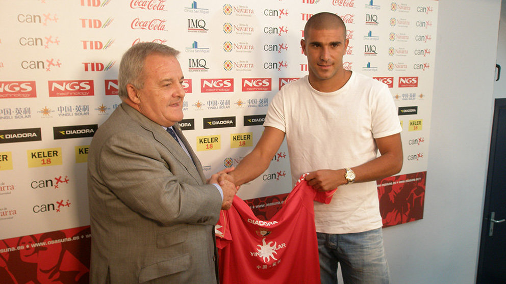 Patxi Izco presentó a Carlos Aranda el 17 de julio de 2009 en El Sadar.