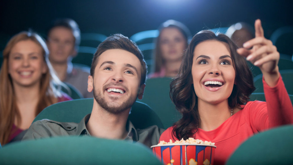 Varios espectadores asisten en una sala de cine a la proyección de una película ARCHIVO