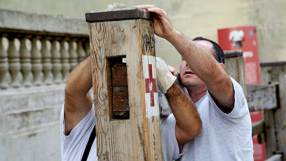 Operarios de la carpinter..a 'Hermanos Aldaz Remiro' comienzan el montaje del doble vallado que presta seguridad a los encierros de San Ferm..n . I..IGO ALZUGARAY